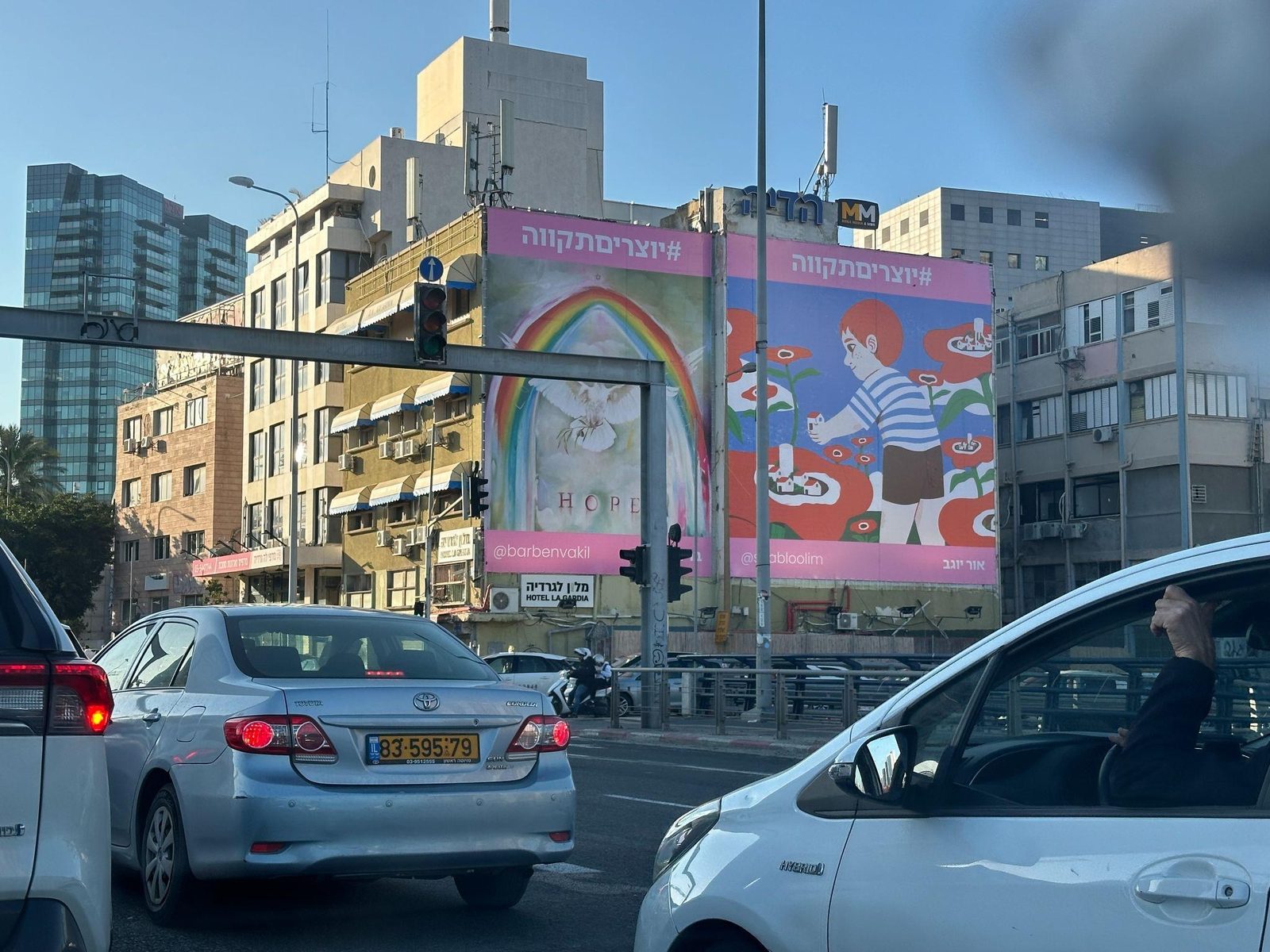 עבודה מתערוכת Creating Hope מוצגת על שלט חוצות במרחב הציבורי